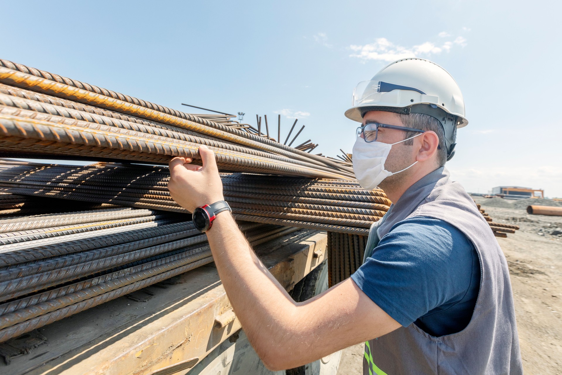The inspector is controlling the rebars.